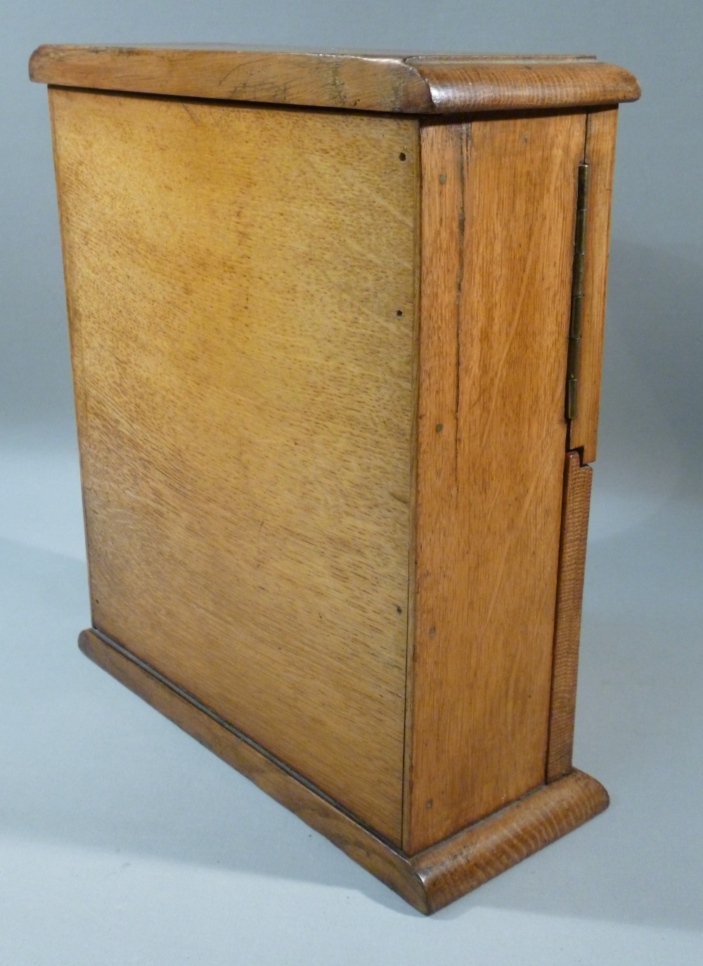 LATE C19th VICTORIAN/EDWARDIAN OAK KEY CABINET WITH TWO DOORS AND DROP FRONT (25 cm x 21.5 cm x 8. - Bild 3 aus 3