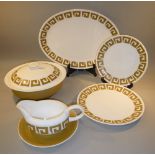 QUANTITY OF WEDGWOOD PORCELAIN OLD KEYSTONE GOLD DESIGNED BY SUSIE COOPER COMPRISING 8 x PLATES, 7 x