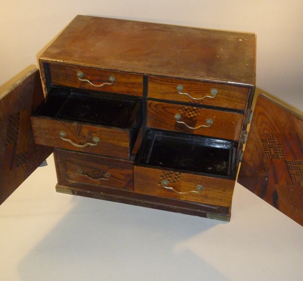 MEIJI PERIOD JAPANESE INLAID OAK TABLE CABINET, TWO PANELLED DOORS ENCLOSING SIX DRAWERS WITH A - Bild 3 aus 9