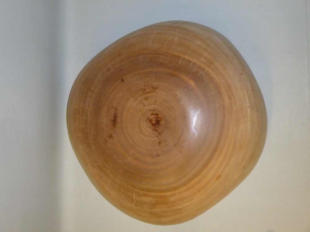 AUSTRALIAN CRAFTED HUON ? HARDWOOD TURNED AND SHAPED CIRCULAR BOWL (H: 19.5 cm, W: 48.5 cm OVERALL) - Bild 9 aus 9