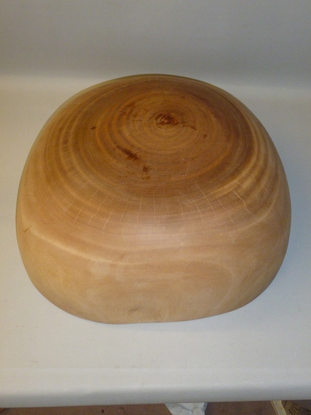 AUSTRALIAN CRAFTED HUON ? HARDWOOD TURNED AND SHAPED CIRCULAR BOWL (H: 19.5 cm, W: 48.5 cm OVERALL) - Bild 7 aus 9