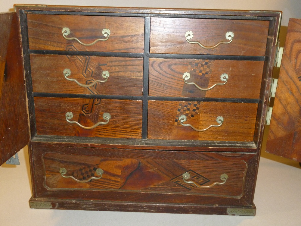 MEIJI PERIOD JAPANESE INLAID OAK TABLE CABINET, TWO PANELLED DOORS ENCLOSING SIX DRAWERS WITH A - Bild 2 aus 9