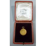 18 CARAT GOLD TOOTING BEC GOLF-CLUB PRIZE MEDAL BY VAUGHTON LTD, BIRMINGHAM 1915, CASED, 9.6 g (DIA: