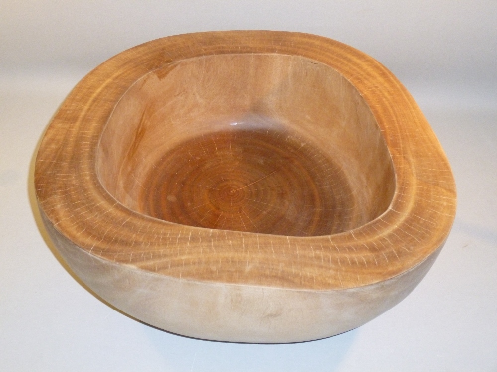 AUSTRALIAN CRAFTED HUON ? HARDWOOD TURNED AND SHAPED CIRCULAR BOWL (H: 19.5 cm, W: 48.5 cm OVERALL) - Bild 2 aus 9