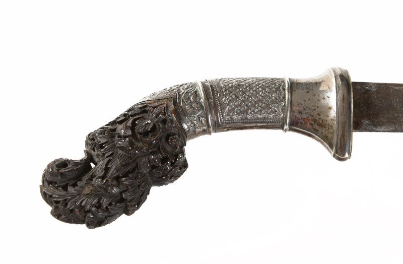 Indonesisch zwaard met zilveren heft en gestoken hoornen greep. Java ...