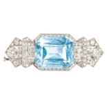 A very fine Art-Déco aquamarin diamond brooch Around 1920/30. Platinum, indistinctly marked.