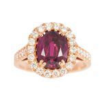 A very fine ruby diamond ring 18 ct. roségold, marked. The oval shaped cut Siam ruby in cushion