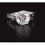 A highcarat solitaire diamond ring 14 ct. white gold, marked. In prongsetting the diamond of approx.