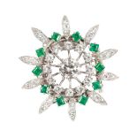 An Art Nouveau diamond emerald clip brooch Around 1920. 18 ct. white gold. In the center one round