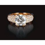 An excellent solitaire diamond ring 18 ct. roségold, marked. Setting with all together 3,29 ct.: