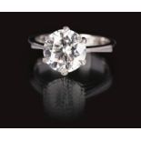 An excellent solitaire diamond ring 14 ct. white gold, indistinctly marked. In prongsetting the