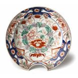 A JAPANESE IMARI BARBER'S BOWL, MEIJI, 1868-1912 painted with a flower-filled jardinière enclosed