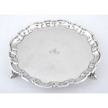 A GEORGE V SILVER SALVER, MAPPIN & WEBB, SHEFFIELD, the shaped circular body with scalloped rim,