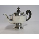 AN IRISH SILVER TEAPOT, WAKELY & WHEELER, DUBLIN, 1915 the tapering ovoid body with a beaded