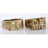 A 9CT GOLD RING the plain shoulders extending into an plain and textured abstract design,