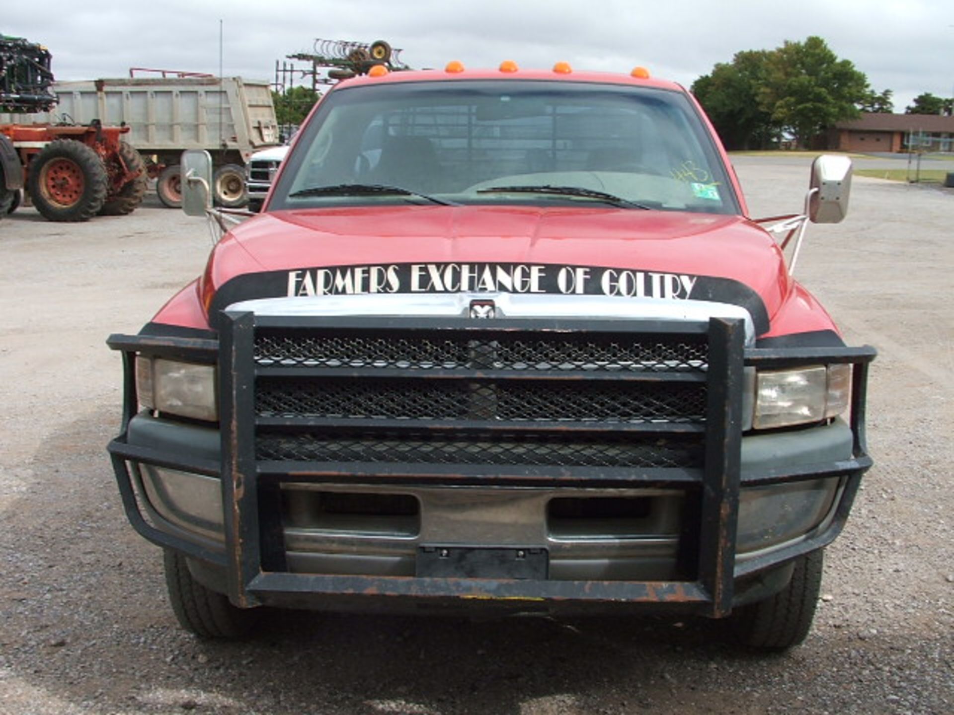 Lot 443 - Lot 443 1999 Dodge 1T Dually 4x4 5spd w/Flatbed. Â 85,000 miles - Image 2 of 9