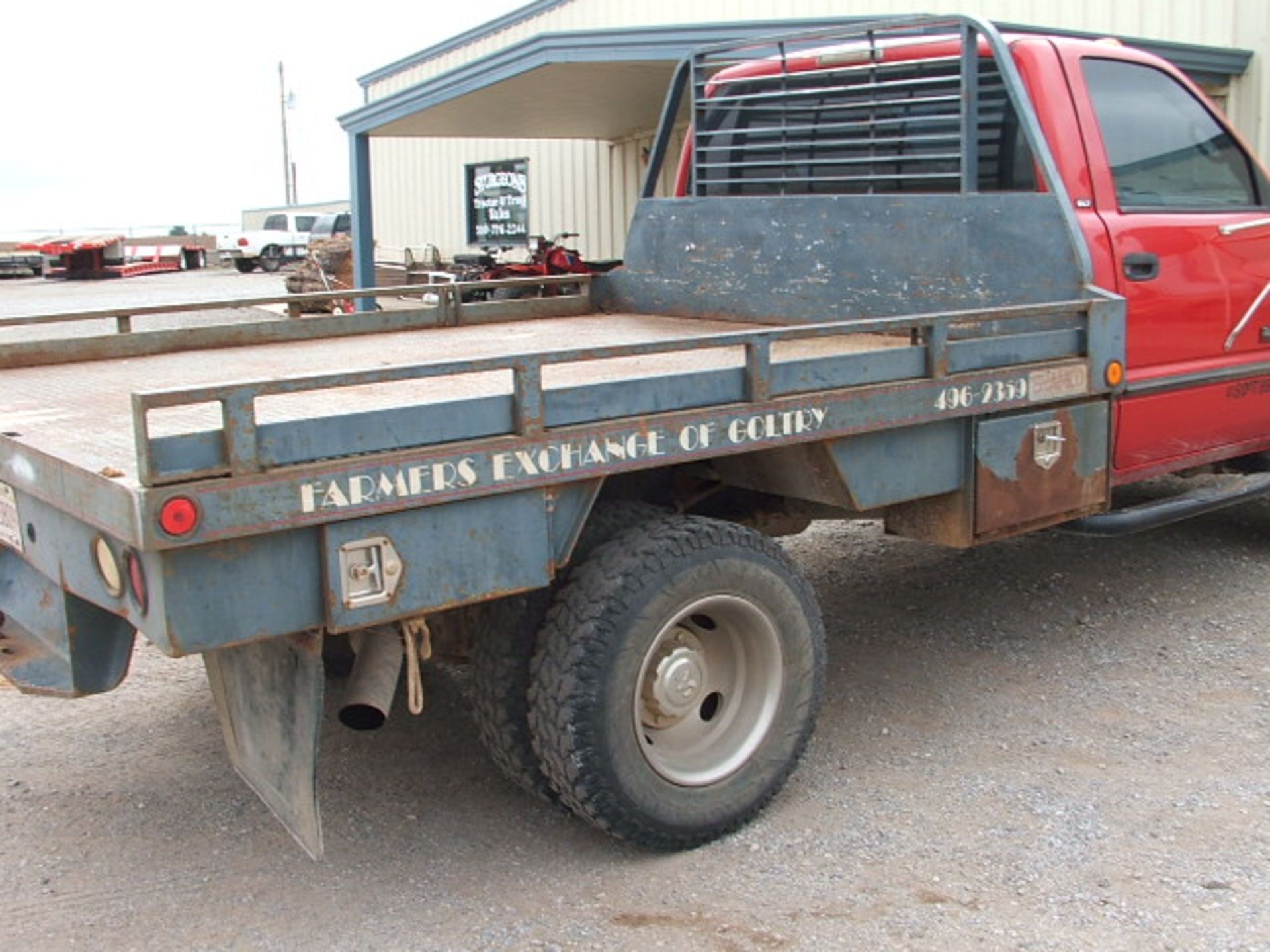 Lot 443 - Lot 443 1999 Dodge 1T Dually 4x4 5spd w/Flatbed. Â 85,000 miles - Image 4 of 9