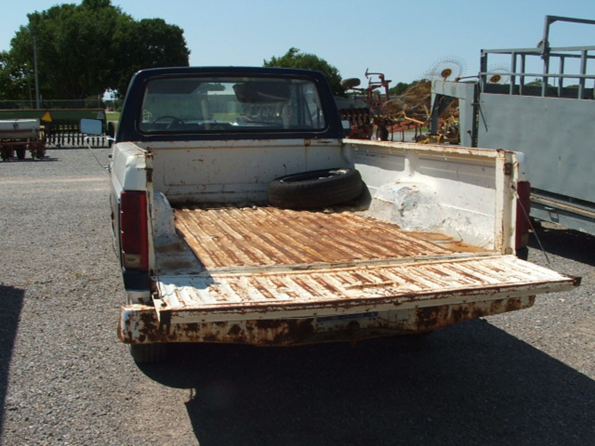 Lot 887 1984 Ford F150 Pickup 6Cyl 4Spd - Image 3 of 4