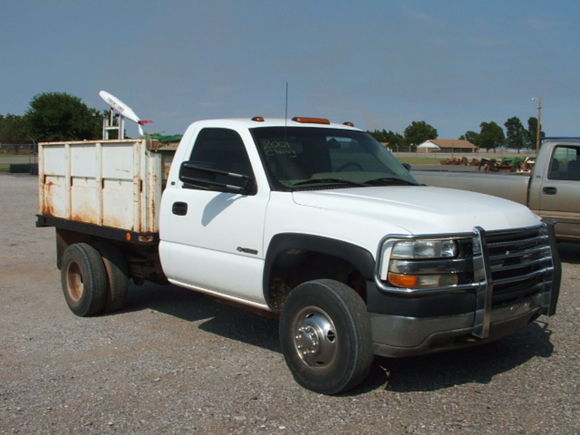 Lot 948 2001 Chevy 3500 Automatic w/Metal Grain Box - Image 2 of 6