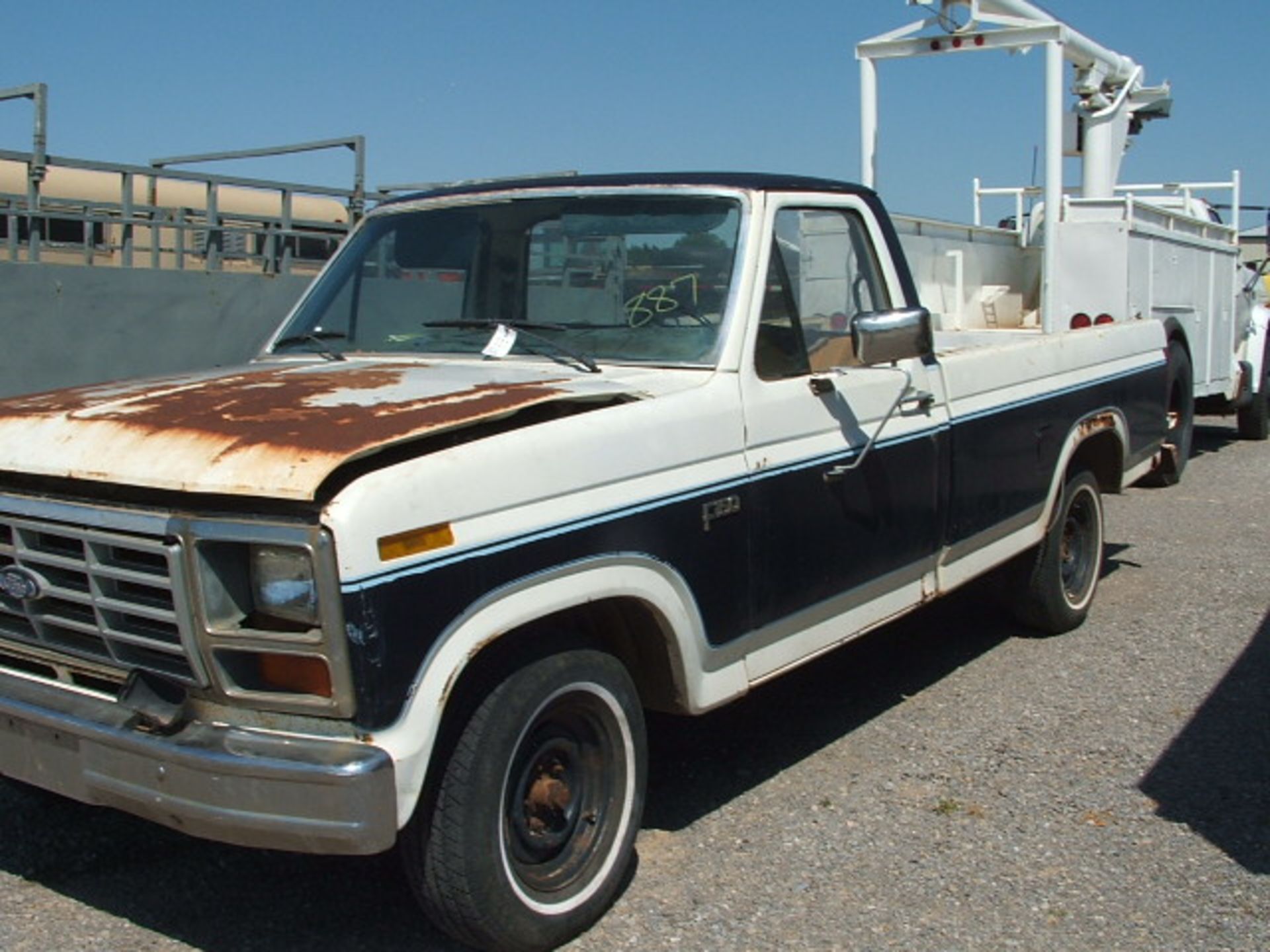Lot 887 1984 Ford F150 Pickup 6Cyl 4Spd - Image 2 of 4