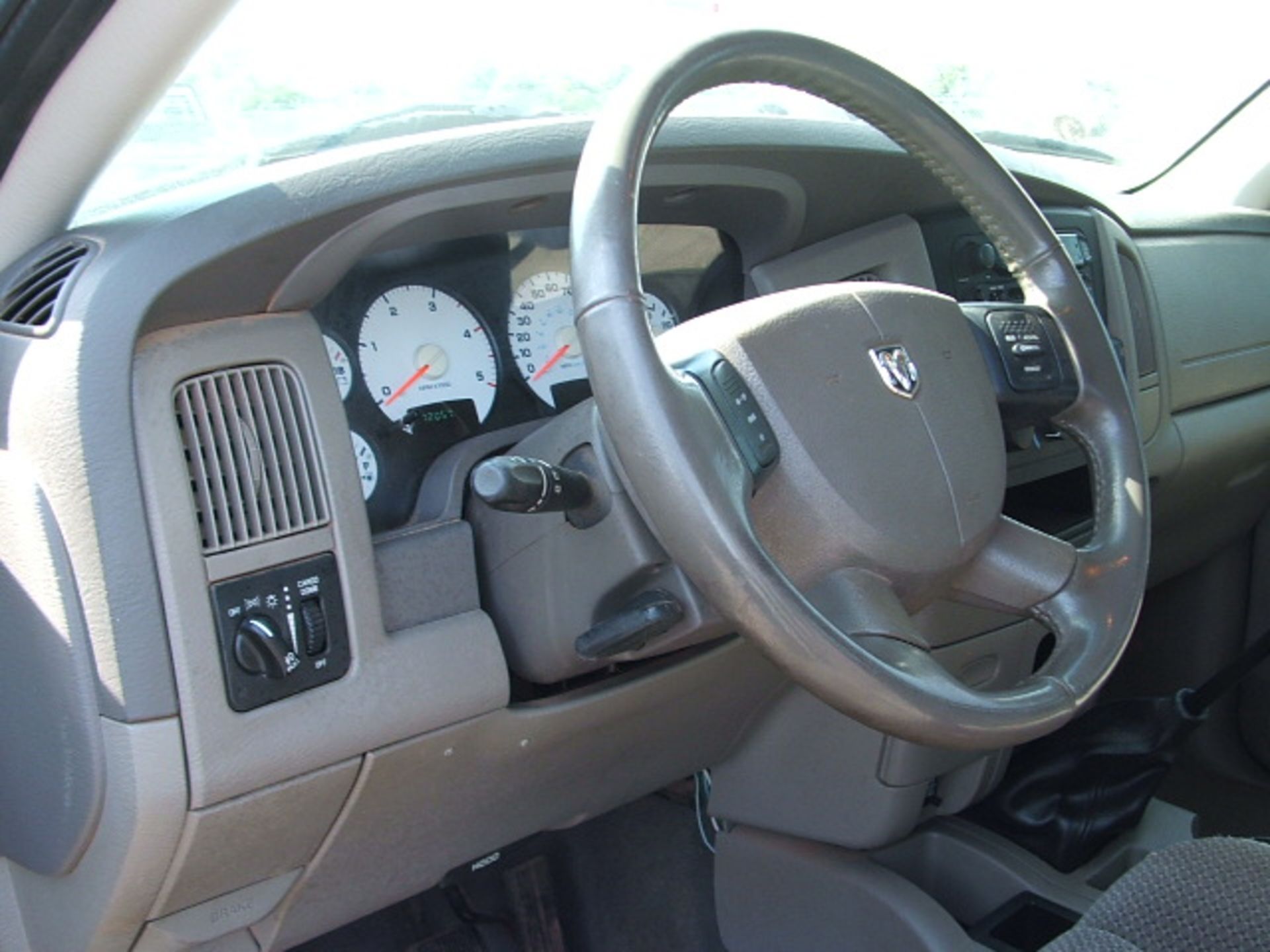 Lot 424 - Lot 424 2004 Dodge 2500, Cummins Diesel, 6 SPD, 2WD, Quad Cab SLT. Â Spray in bedliner. - Image 8 of 13