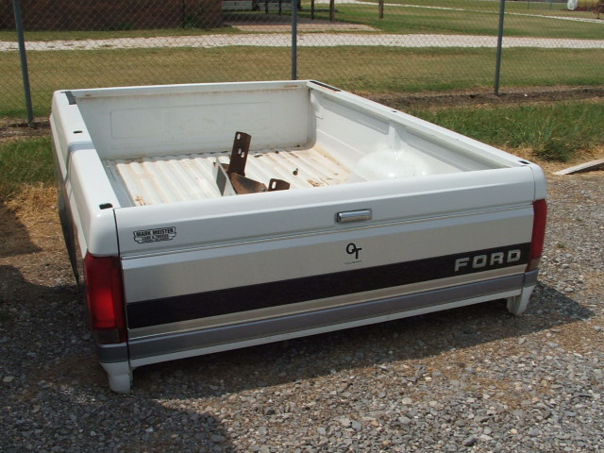 Lot 469 8' Pickup Bed from 1996 Ford