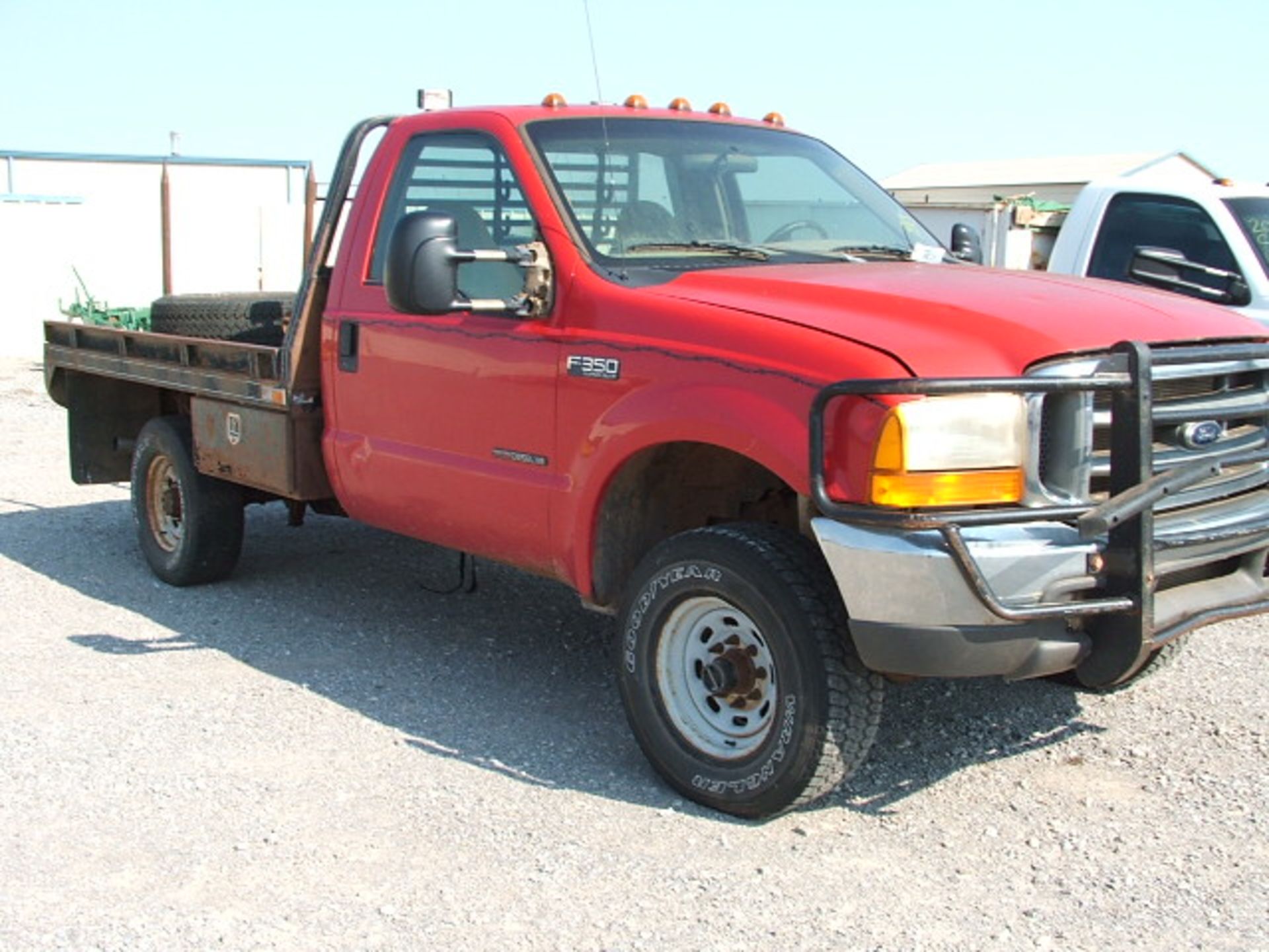 Lot 988 - Lot 988 1999 Ford F350 6 Spd, 4WD w/Butler Bale Bed. Â No Transmission. Â As-Is - Image 2 of 6