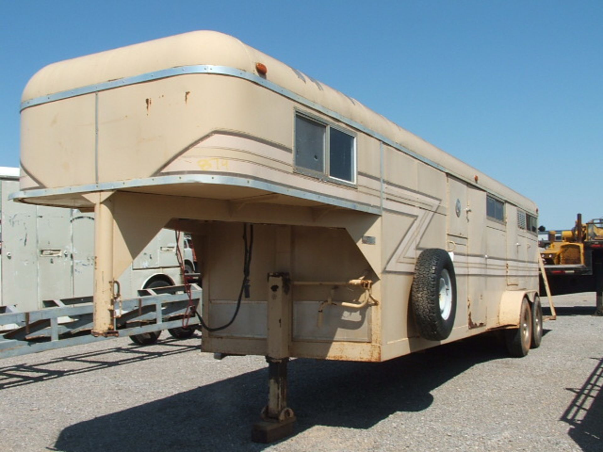 Lot 879 WW 32' Gooseneck 4 Horse Trailer w/Living Quarters - Image 2 of 6