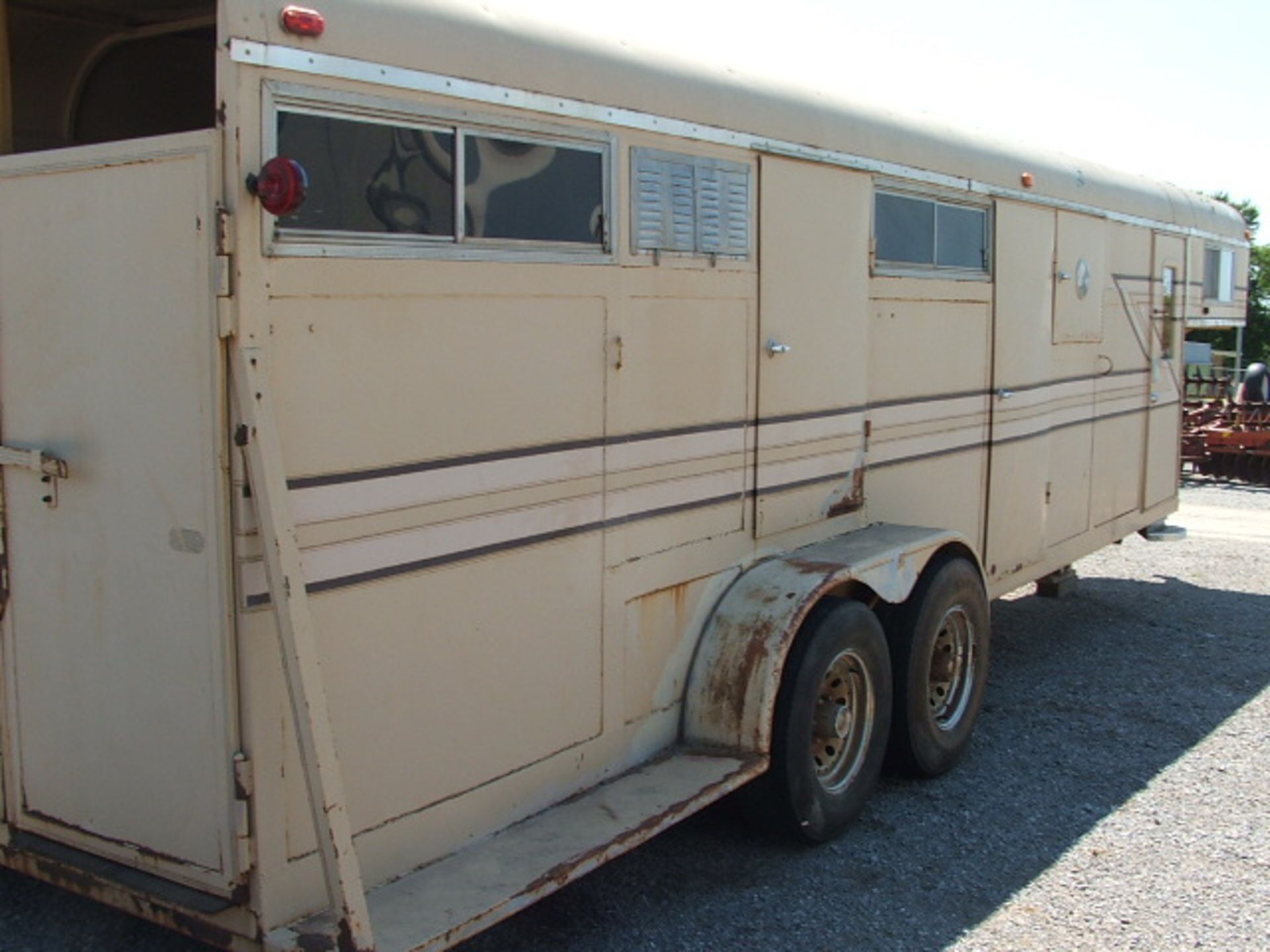 Lot 879 WW 32' Gooseneck 4 Horse Trailer w/Living Quarters - Image 5 of 6