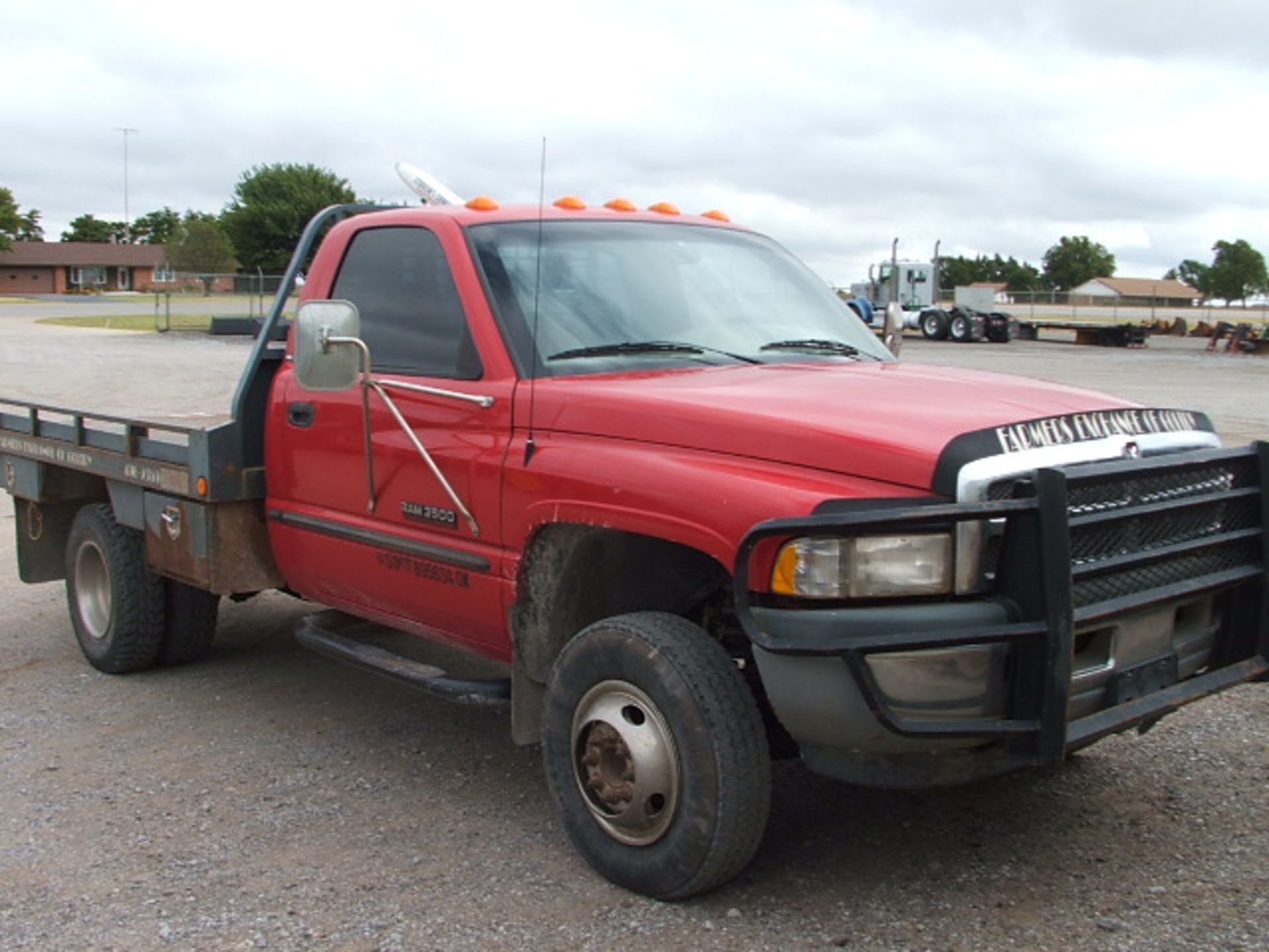 Lot 443 - Lot 443 1999 Dodge 1T Dually 4x4 5spd w/Flatbed. Â 85,000 miles - Image 3 of 9