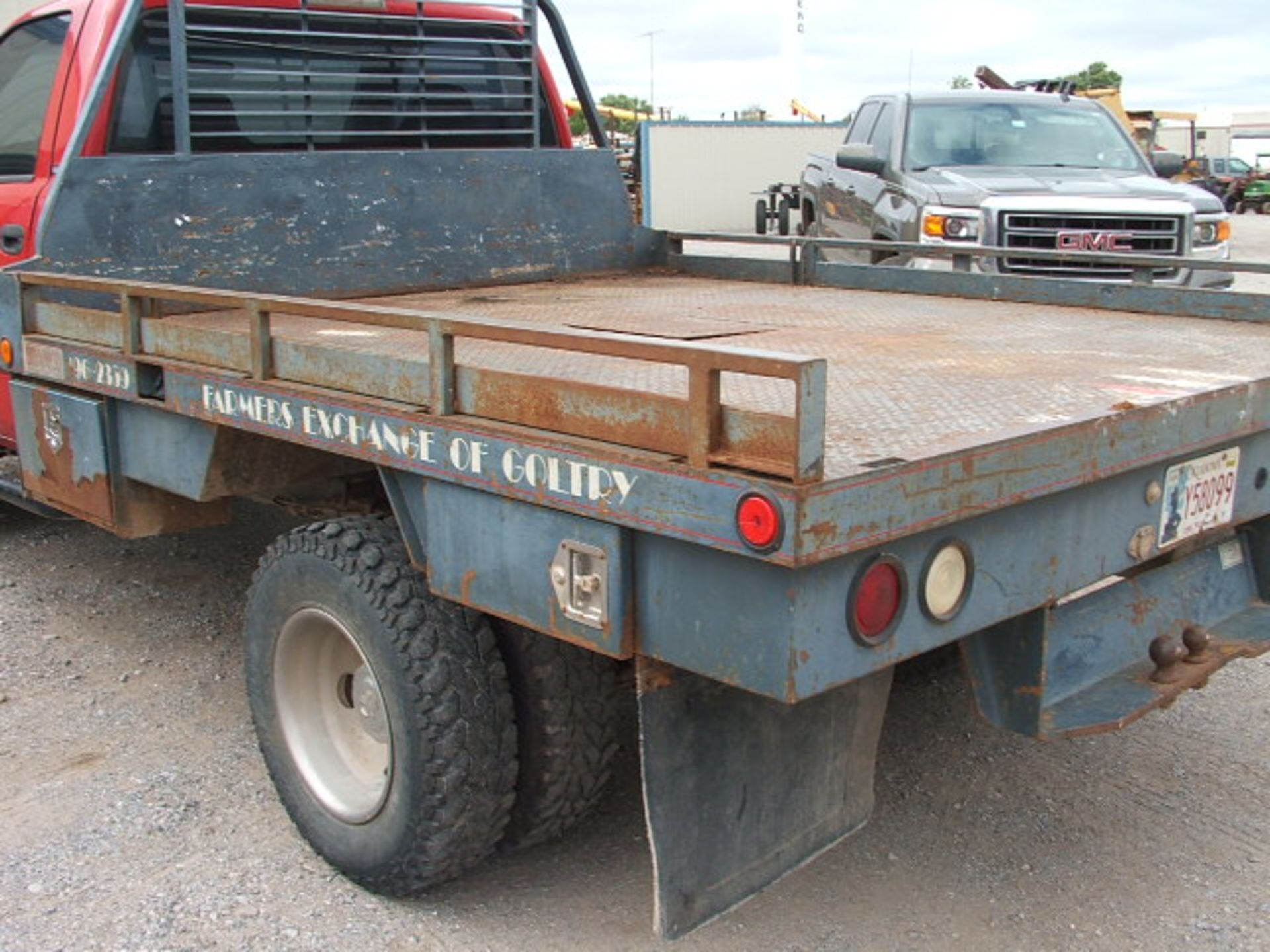 Lot 443 - Lot 443 1999 Dodge 1T Dually 4x4 5spd w/Flatbed. Â 85,000 miles - Image 5 of 9