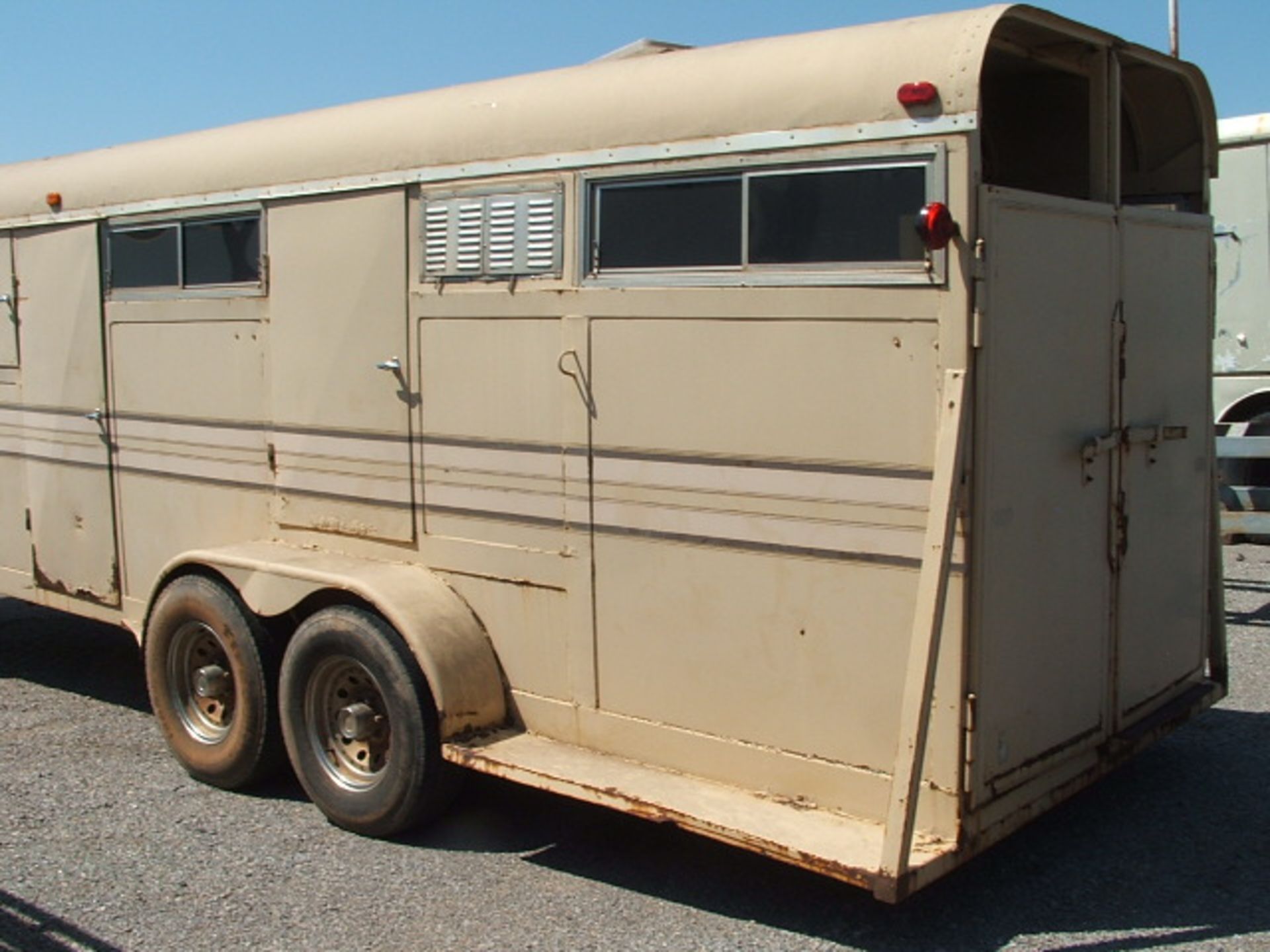 Lot 879 WW 32' Gooseneck 4 Horse Trailer w/Living Quarters - Image 4 of 6