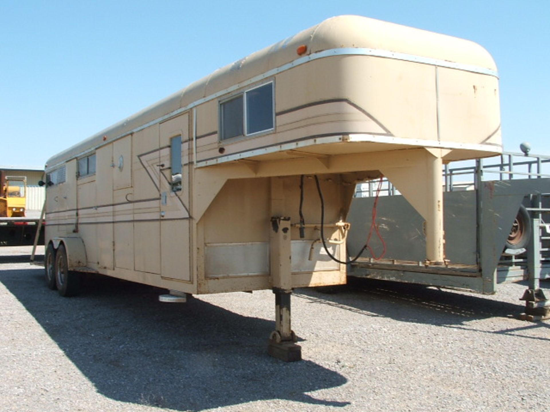 Lot 879 WW 32' Gooseneck 4 Horse Trailer w/Living Quarters