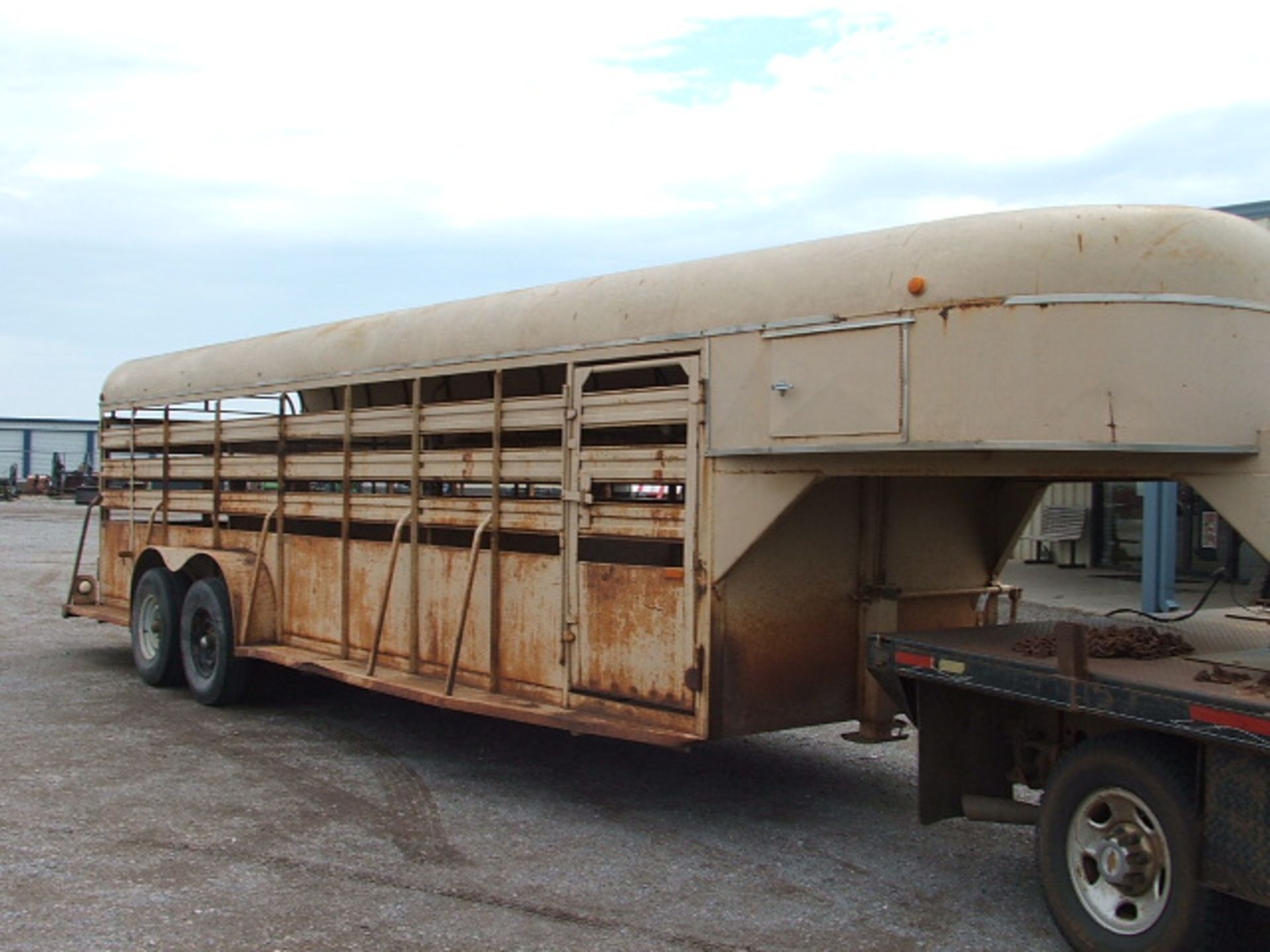 Lot 477 24' Hale Gooseneck Stock Trailer - Image 4 of 4