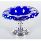 CENTRO DE MESA. Cristal francés doblado y tallado de tonalidades transparente y azul cobalto y pie