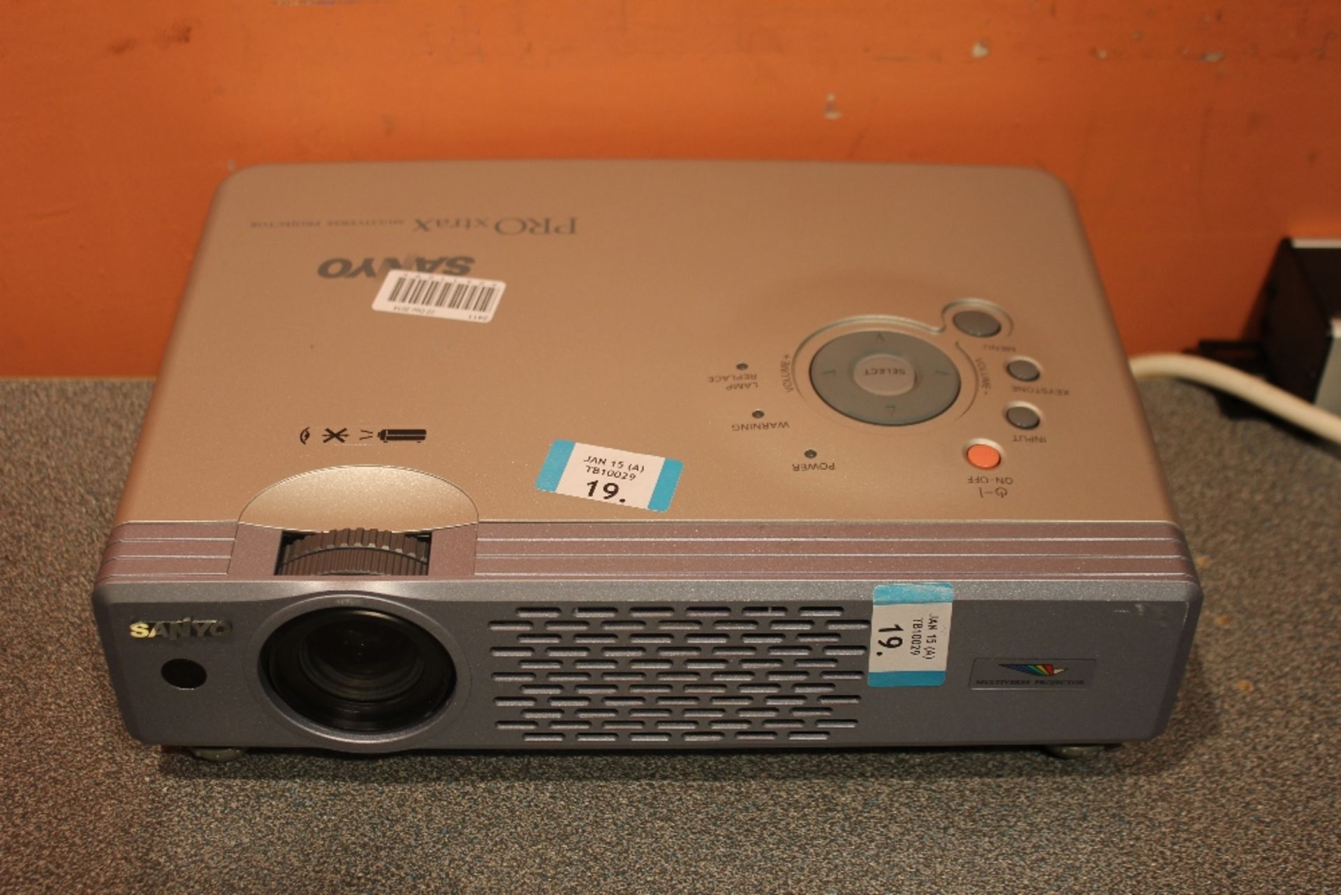 SANYO  PLC-XU41 Projector - Powers On Displays An Image