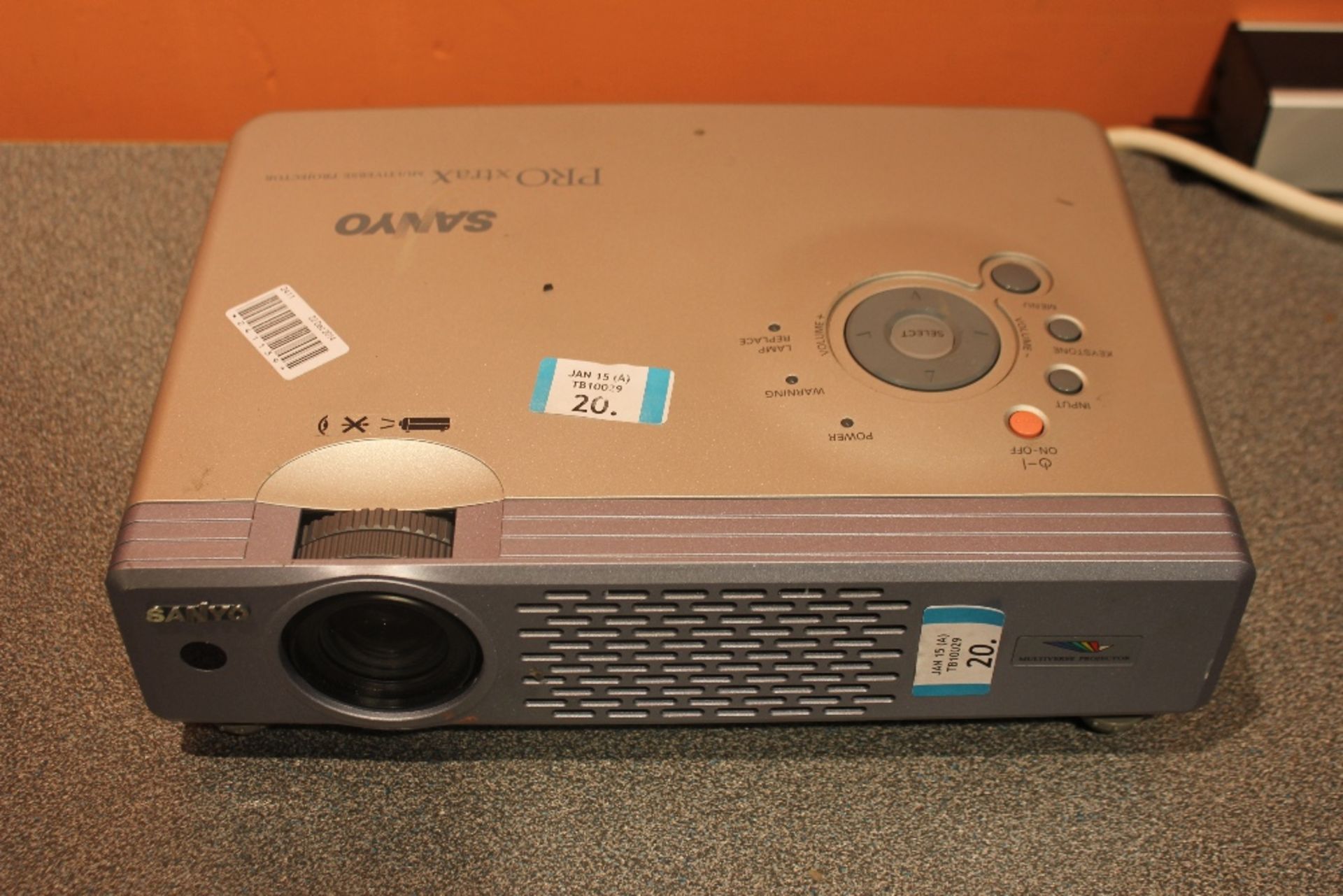 SANYO  PLC-XU41 Projector - Powers On Displays An Image