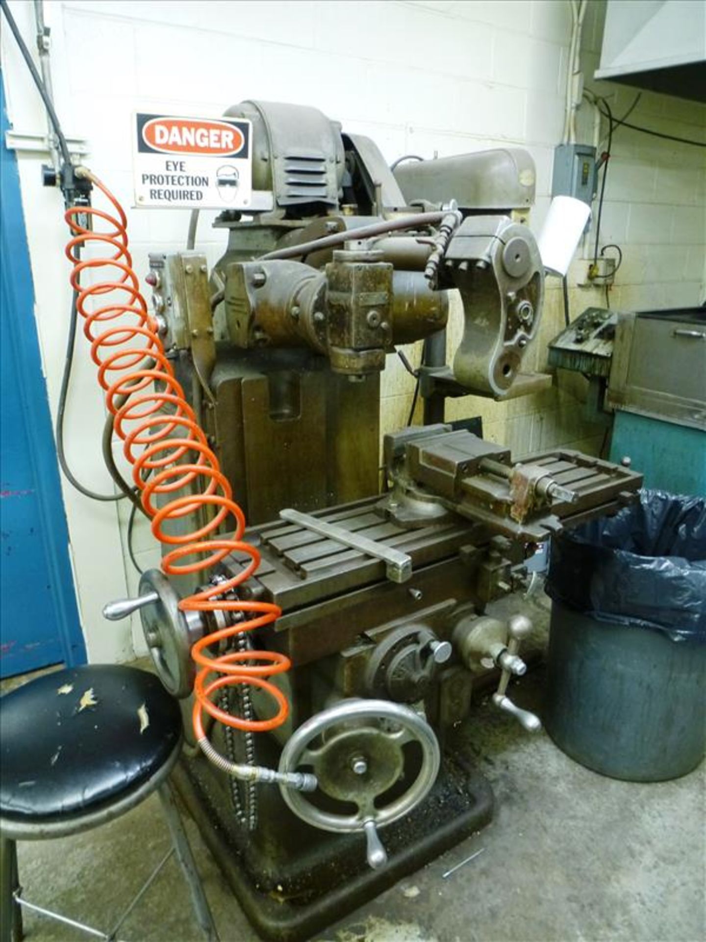 Van Norman universal milling machine c/w vise model 16 (located at 150 Bartor Rd Toronto ON Canada)