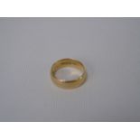 18ct gold wedding band.  Approx 9.2g