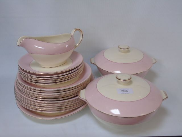 An Alfred Meakin six place setting dinner service. Approx 22 pieces.