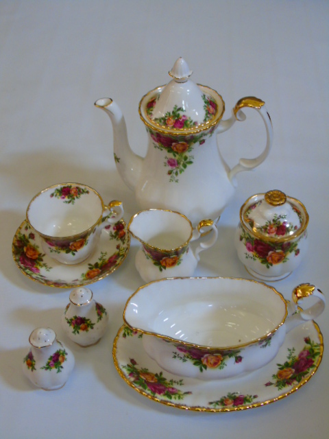 Part coffee set Royal Albert Old Country Roses and other table ware items