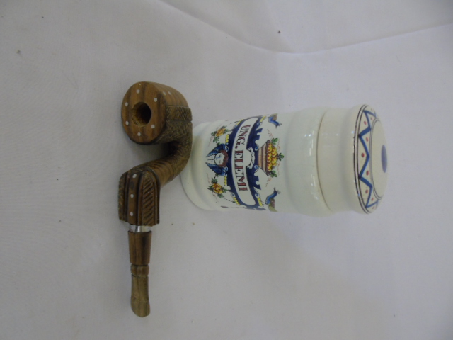 Delft tobacco jar and a wooded pipe.