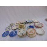 Collection of various small plates and saucers to include Wedgood and others