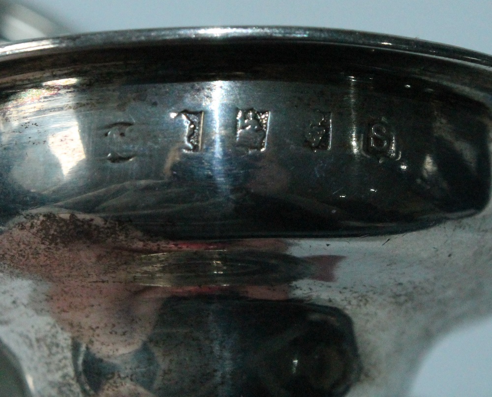 Irish silver wine funnel with reeded edges and the stand, by Richard Sawyer, Dublin 1814.  (2) - Image 2 of 4