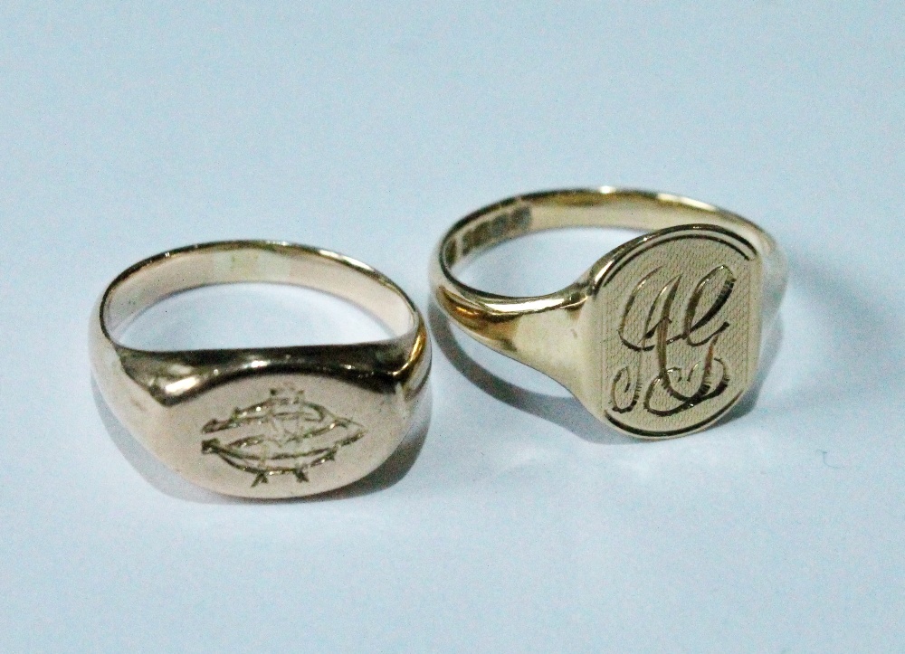 Two 18ct gold signet rings. Condition Report The design on the left one is a complex monogram - MC/