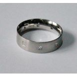 Platinum band ring with eight princess-cut diamonds upon satin finish. Condition Report 10g.  HM,