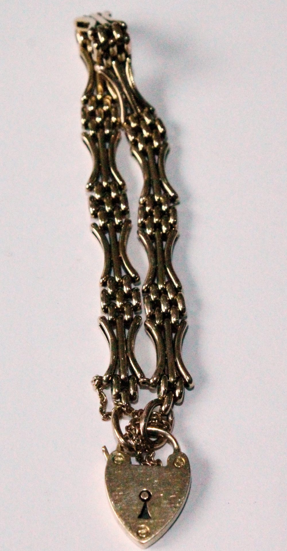 Gold gate bracelet with waisted links, '15'. Condition Report 16.9g