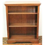 Small oak open bookcase of peg construction with two adjustable shelves, 77cm wide.