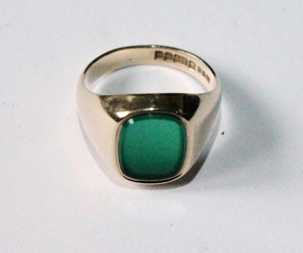 Signet ring with crocidolite (tiger's eye), another, chrysoprase, and a similar ring with carved - Image 2 of 10