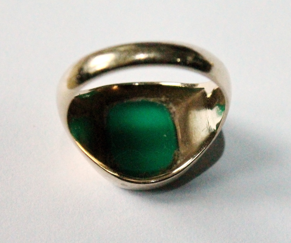 Signet ring with crocidolite (tiger's eye), another, chrysoprase, and a similar ring with carved - Image 4 of 10
